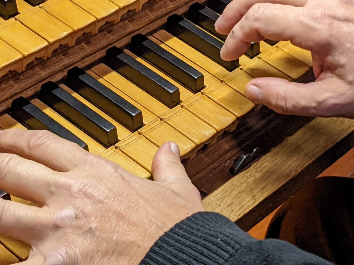 les mains de l'organiste