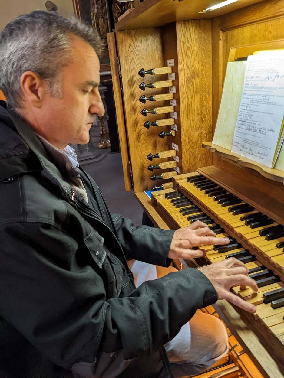 Guillaume Blind aux claviers de l'orgue de chœur 