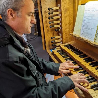 Guillaume Blind aux claviers de l'orgue de chœur 