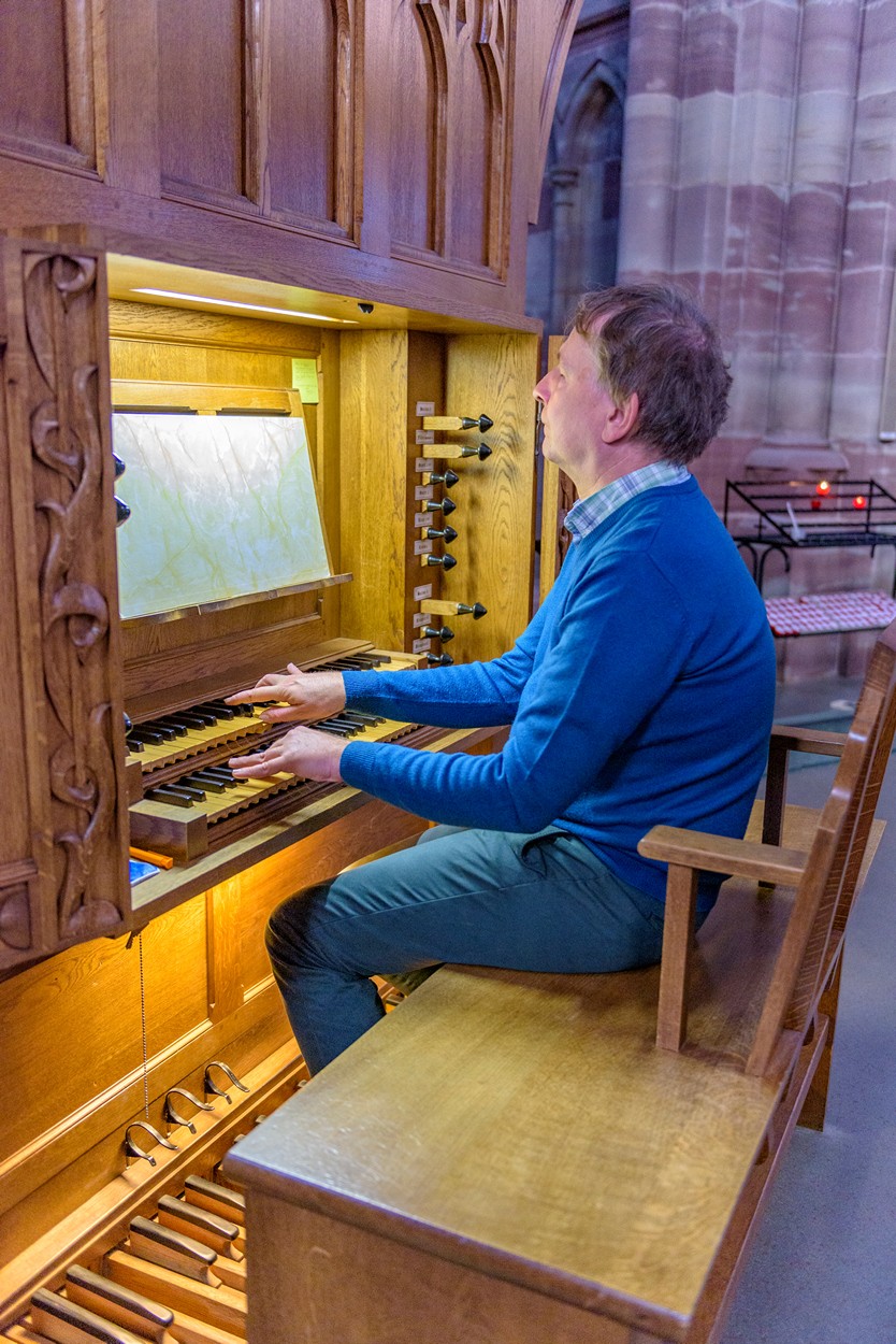 Jérôme Candusso , à l'orgue de chœur, photo P. Vetter