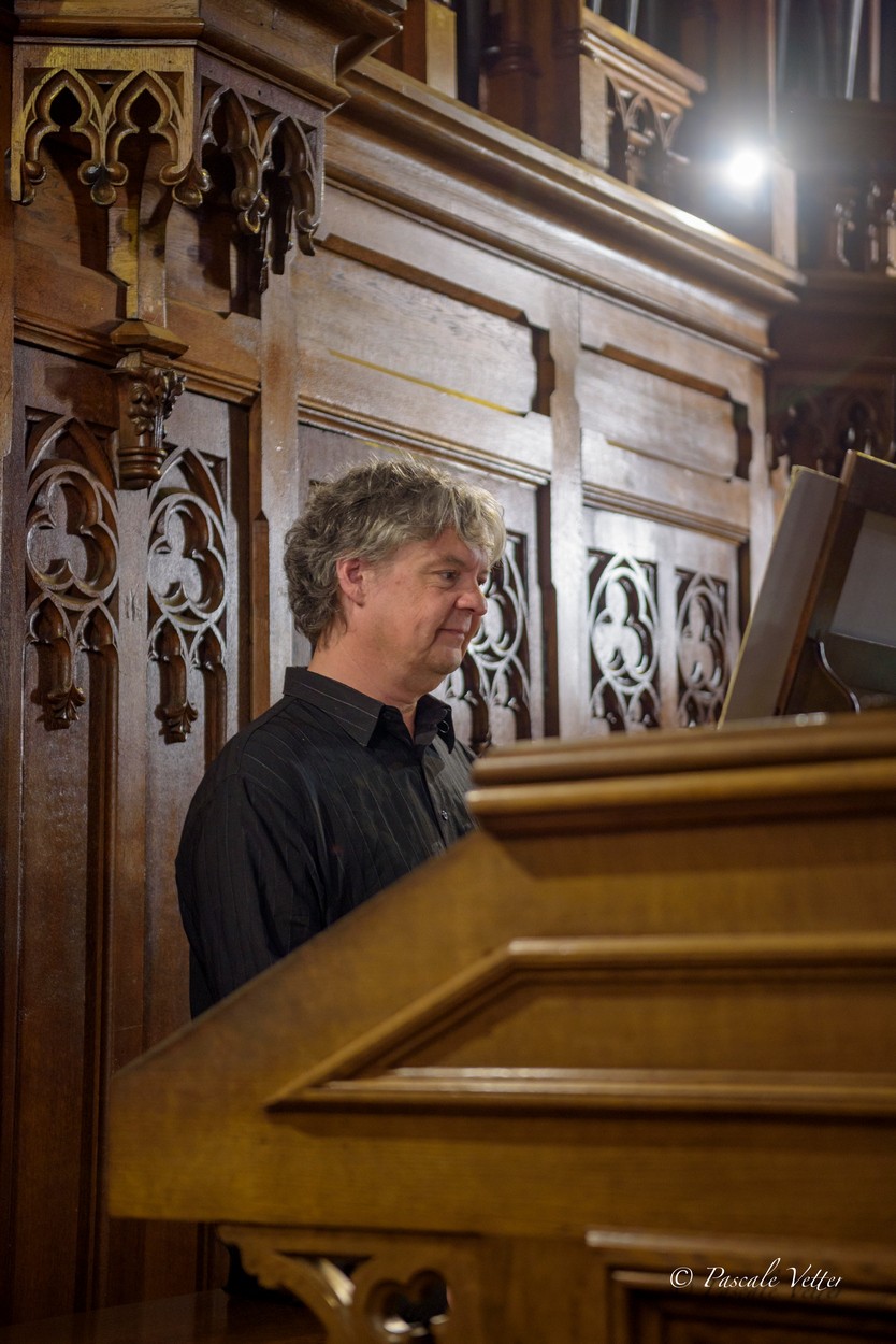 L'organiste Stéphane Eliot derrière la console