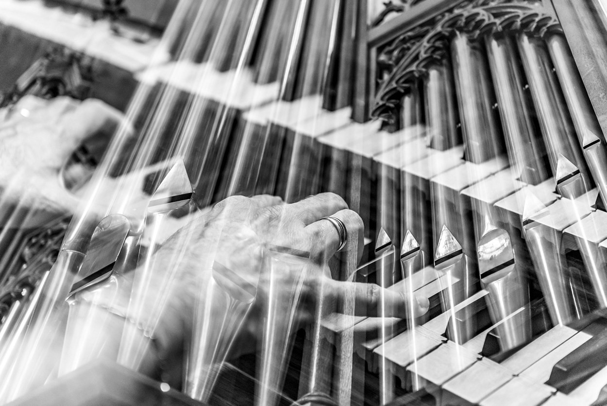 Sur l'orgue de chœur les mains de Roland Lopes