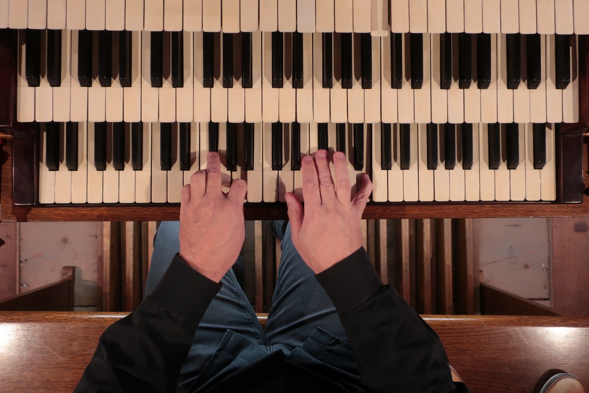 Claviers de l'orgue Merklin et mains de J.L. Iffrig