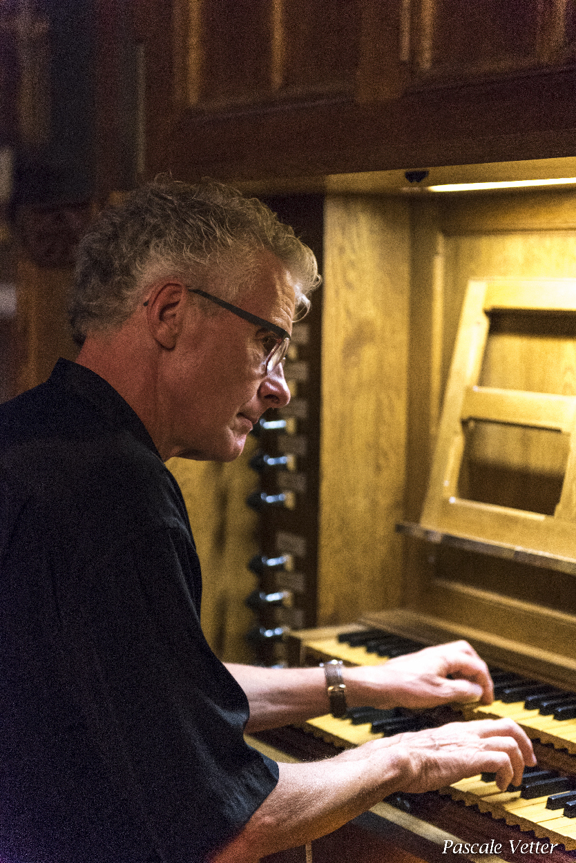 E. Latour à l'orgue de choeur