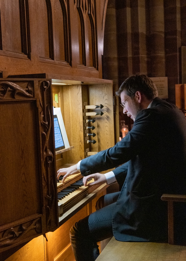 Thomas Kientz à la console de l'orgue Koenig
