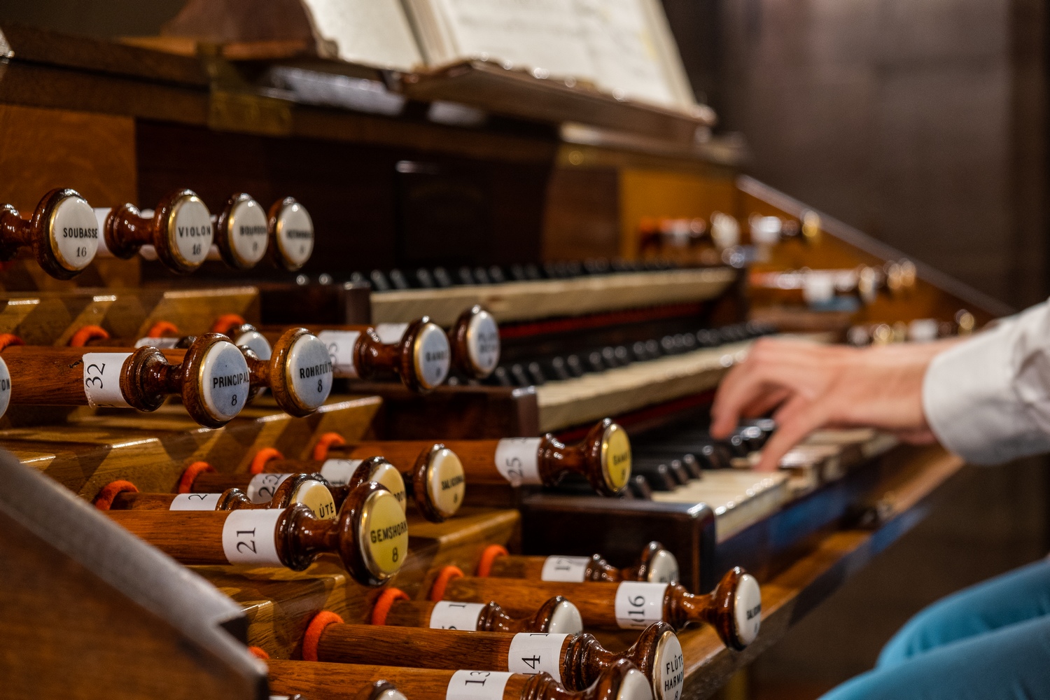 Aux claviers de l'orgue Merklin