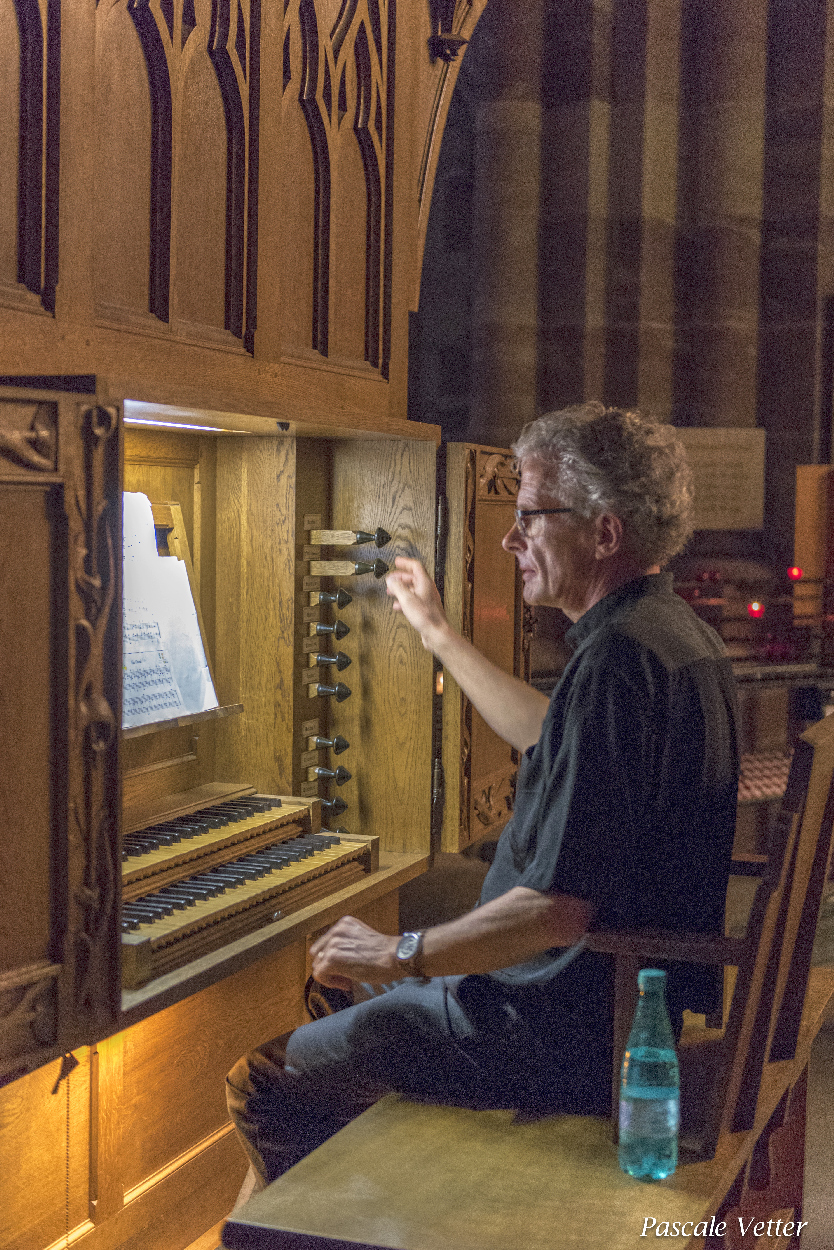 Eric Latour registre à l'orgue de choeur