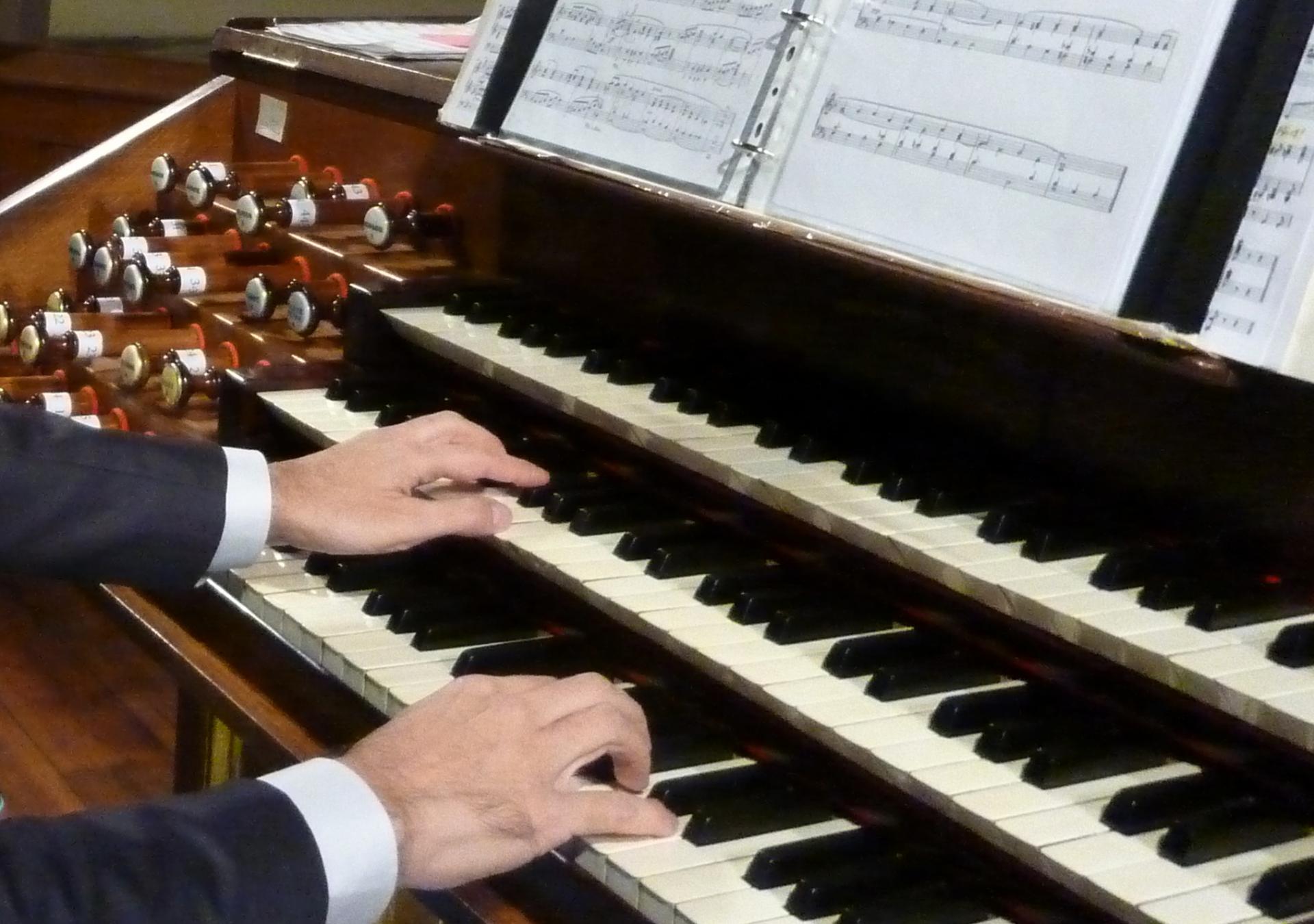 les mains de l'organiste L. Mengoni