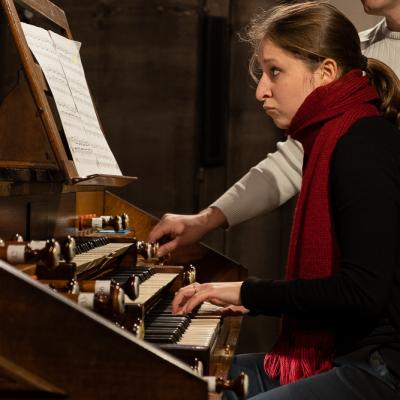 Maria Vekilova à l'orgue Merklin
