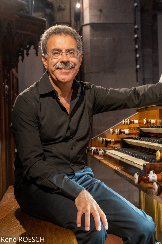 Juan Paradell Solé devant la console du grand orgue Merklin