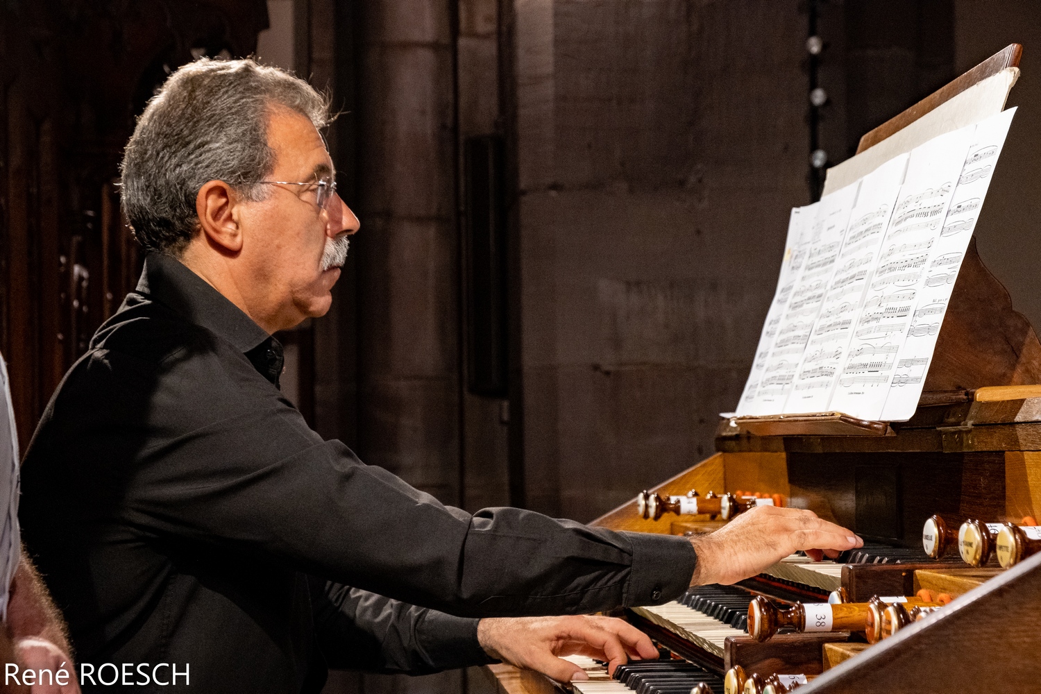 Juan Paradell Solé en pleine interprétation sur l'orgue Merklin