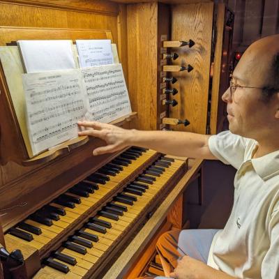 Andrea Trovato à l'orgue de chœur