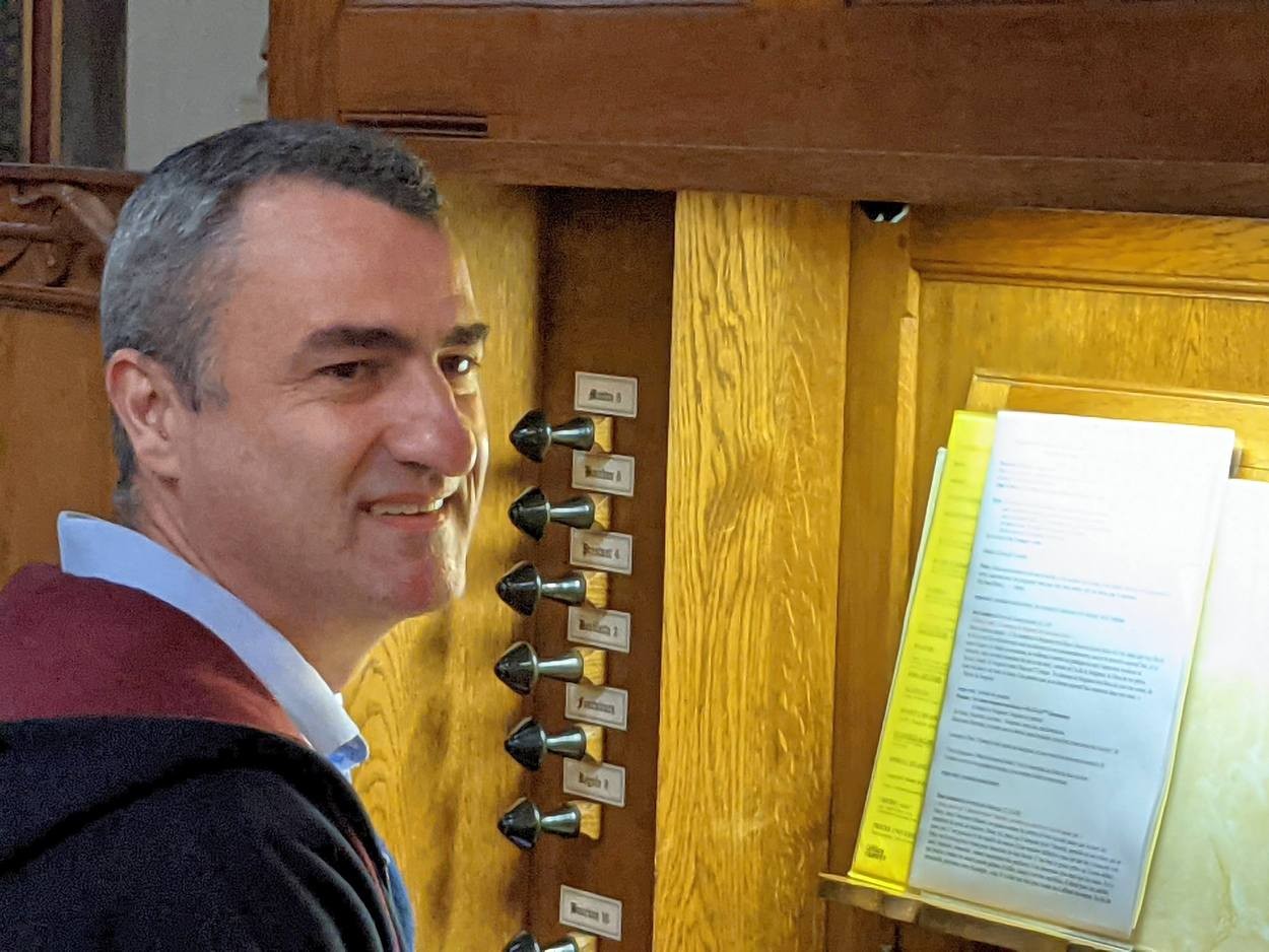 Guillaume Blind organiste, à l'orgue de chœur