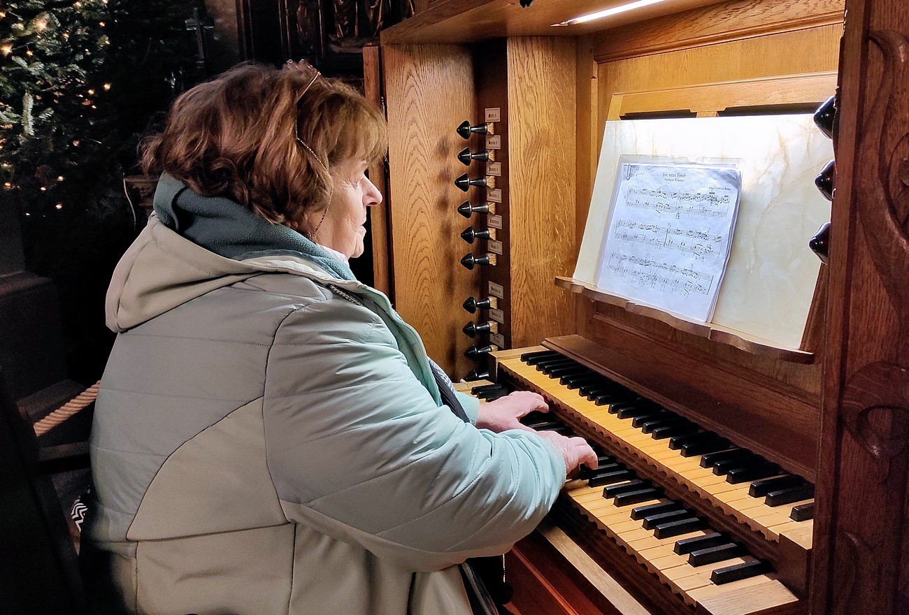 Léonore Schaeffer à l'orgue de chœur