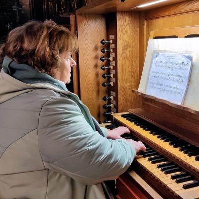 Léonore Schaeffer à l'orgue de chœur