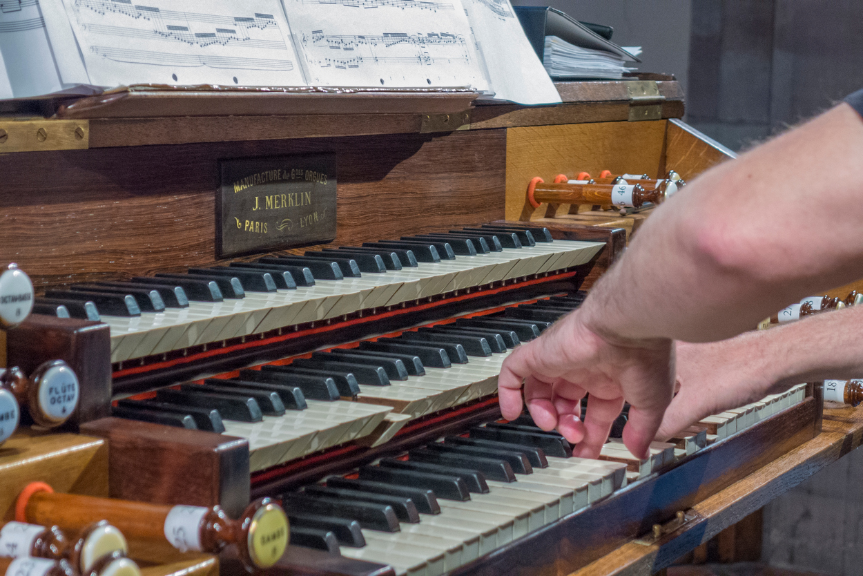 Mains de l'organiste sur clavier de Merklin