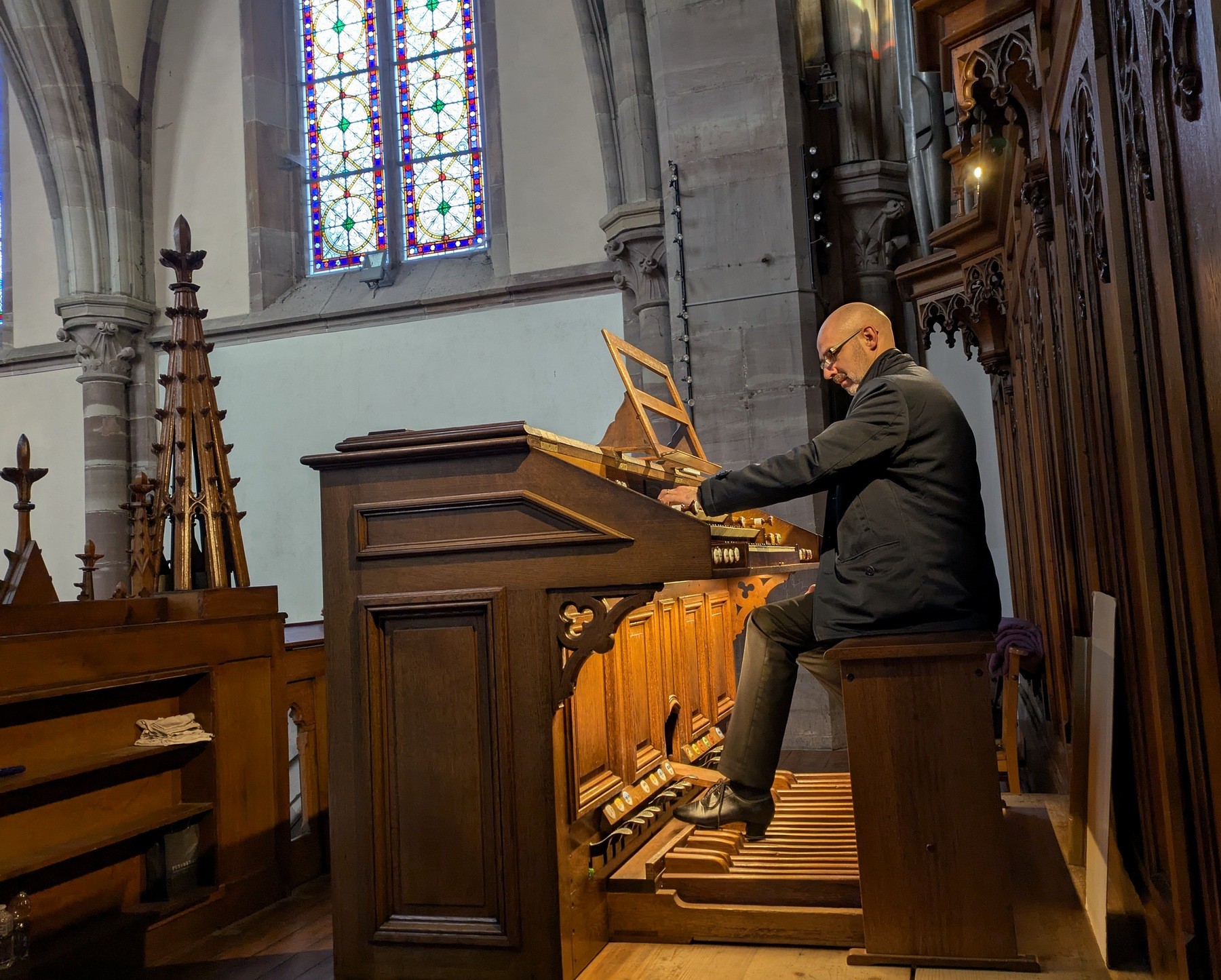 R. Lopes à la console de l'orgue Merklin