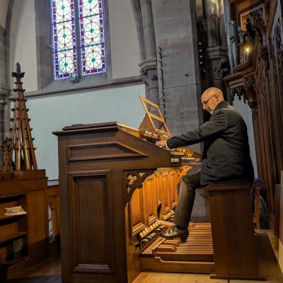 R. Lopes à la console de l'orgue Merklin