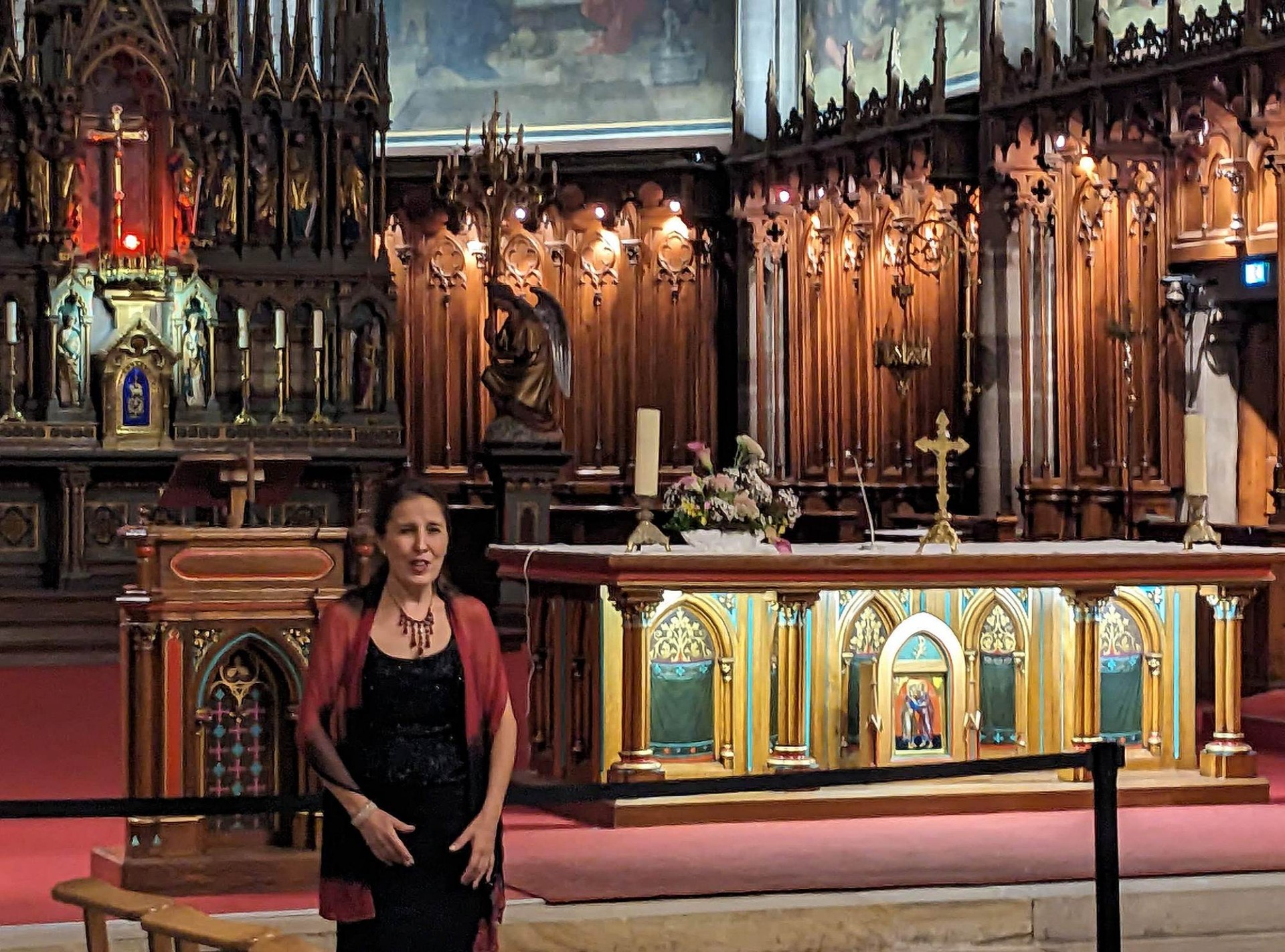 Silvia Martinelli devant le chœur de l'église