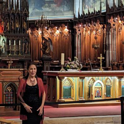 Silvia Martinelli devant le chœur de l'église